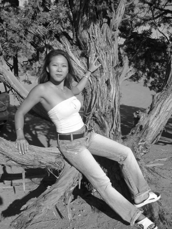 Femme asiaitque pose à Monument Valley arbre noir et blanc