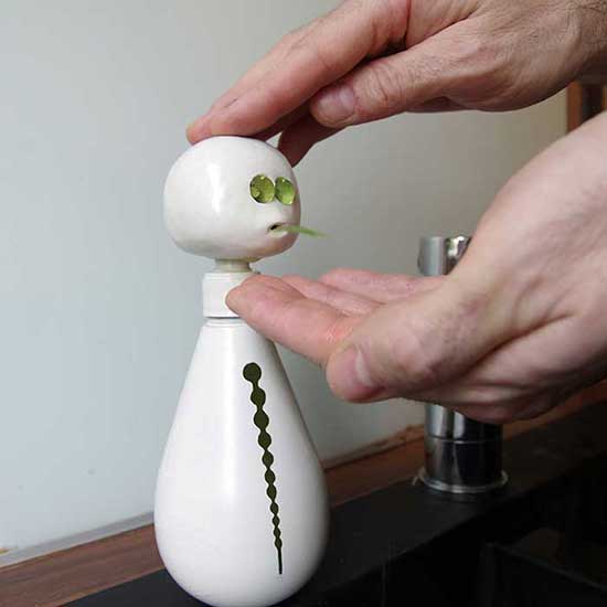 Lave main redesigné en personnage extraterrestre