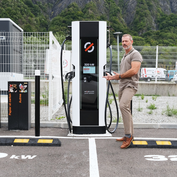 Borne recharge designer Benoit Beal Mobilize