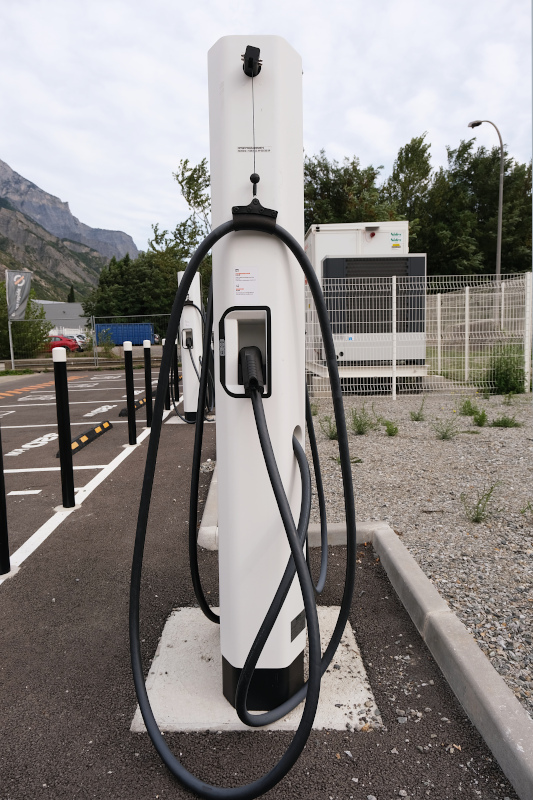 Borne recharge vue connecteur CCS2 Mobilize by BenoitBeal