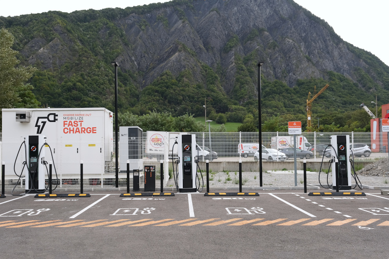Borne recharge vue ensemble Mobilize by BenoitBeal