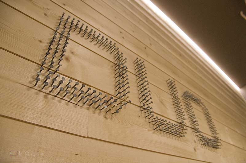 Logo DUO coiffure avec clous mur bois et rampe LED