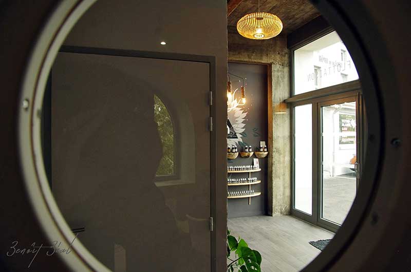 Vue du hall accueil par hublot
