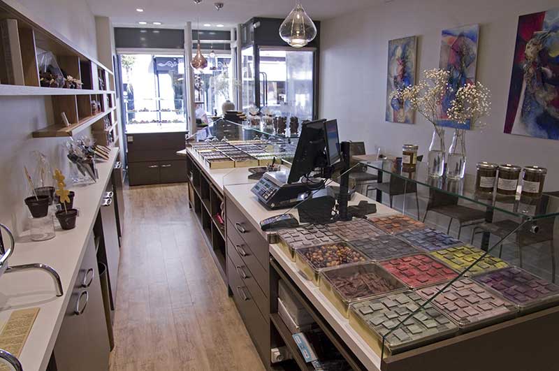 Le Mobilier et vitrine sont en plateau blanc et panneau cuivre nacré